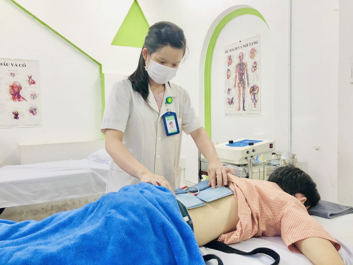 Hình 3: Điện xung trị liệu cột sống thắt lưng